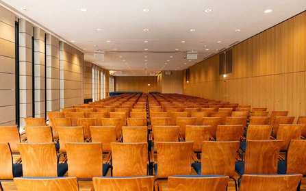 Seminarräume in der Beethovenhalle mit moderner Medientechnik und historischen Stühlen