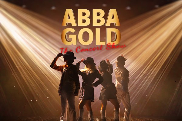 Plakat „ABBA Gold – The Concert Show“ mit Bühnenbild, Glitzerbeleuchtung und Band in typischen ABBA-Kostümen