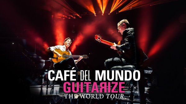 Café del Mundo - Guitarize The World Tour 2026. Zwei Musiker auf einer beleuchteten Bühne.