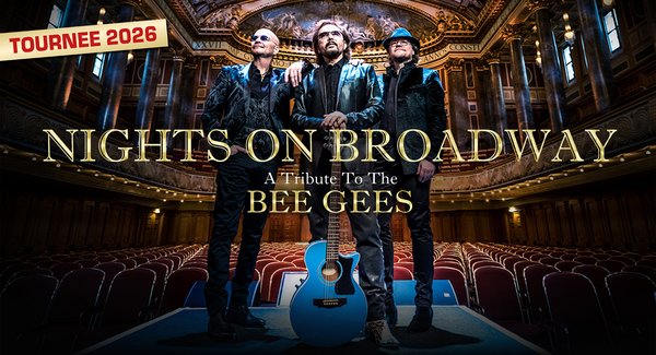 Veranstaltungsplakat für das Event "Nights on Broadway A Tribute To The Bee Gees".  Auf dem Bild sind drei Musiker auf einer Bühne zu sehen. 