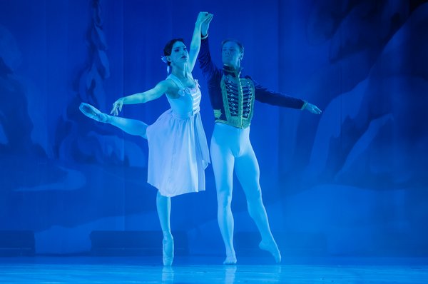 Aufnahme vom Ballett "Der Nussknacker". Ballett tanzendes Paar vor winterlichem Hintergrund.
