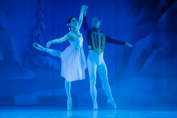 Aufnahme vom Ballett "Der Nussknacker". Ballett tanzendes Paar vor winterlichem Hintergrund.