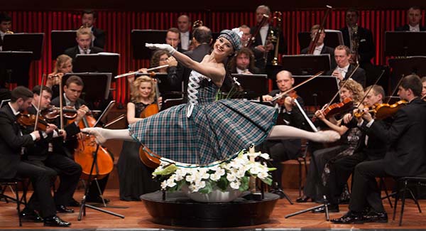 Balletttänzerin im Sprung vor Orchester bei der Johann Strauss Gala